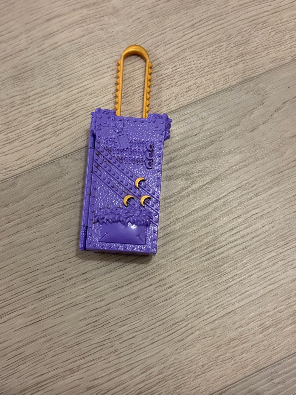 Clawdeen Wolf Scaris City Of Frights Monster High Doll Accessory Purple Suitcase